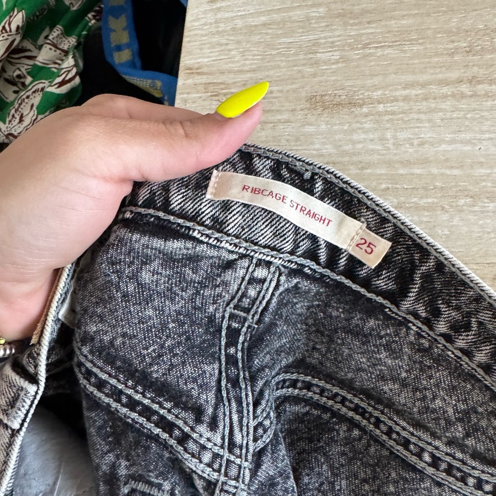 Women's Gray Acid Wash Levi’s Jeans - Picture 4 of 7